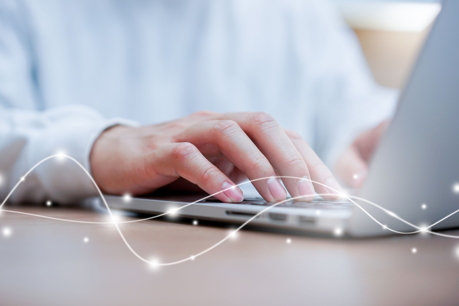 Feche acima do homem da rede que datilografa no portátil do teclado para alcançar o Internet com a telecomunicação ótica da fibra da relação virtual para trocar a informação de dados na rede do Cyber para o negócio e o conceito futurista