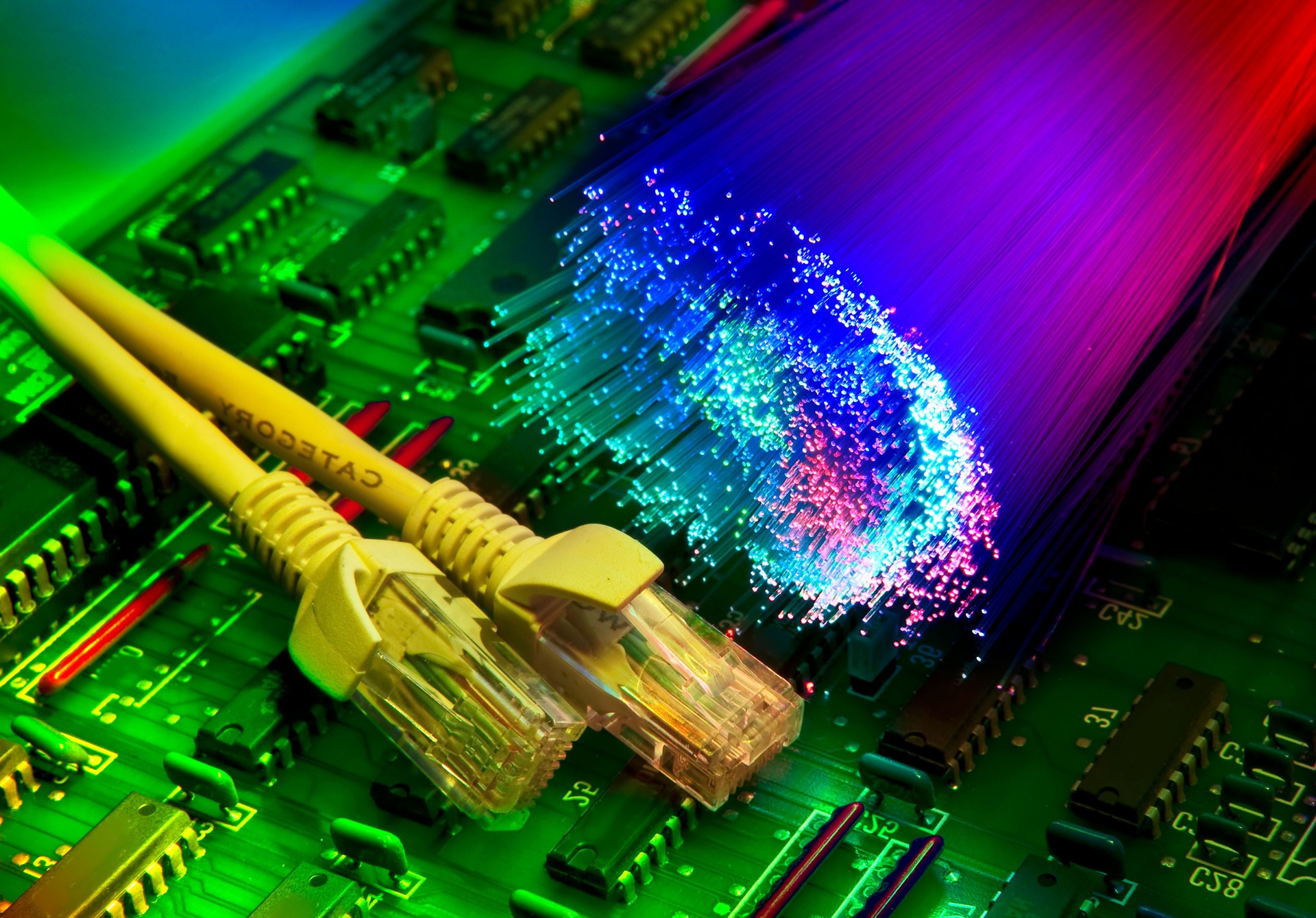 Placa de circuito eletrônico impresso com cabo de rede