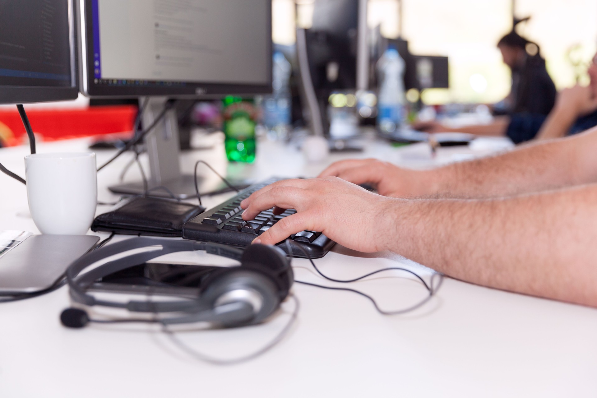 Desenvolvedor de software, programador ou programador trabalhando no computador