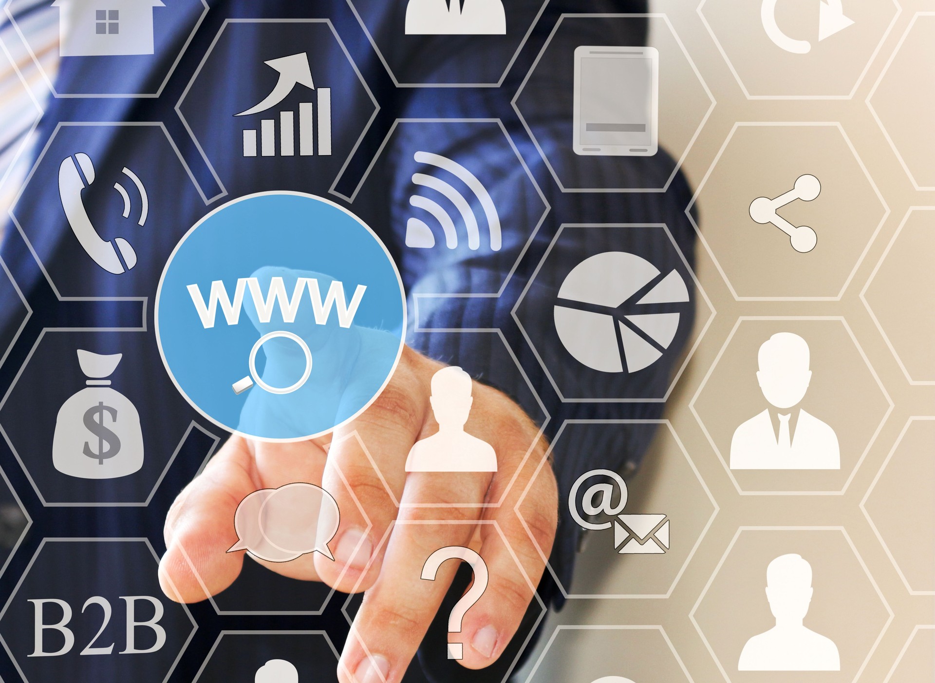 WWW pesquisas on-line de botão na tela de toque com um fundo de borrão do empresário